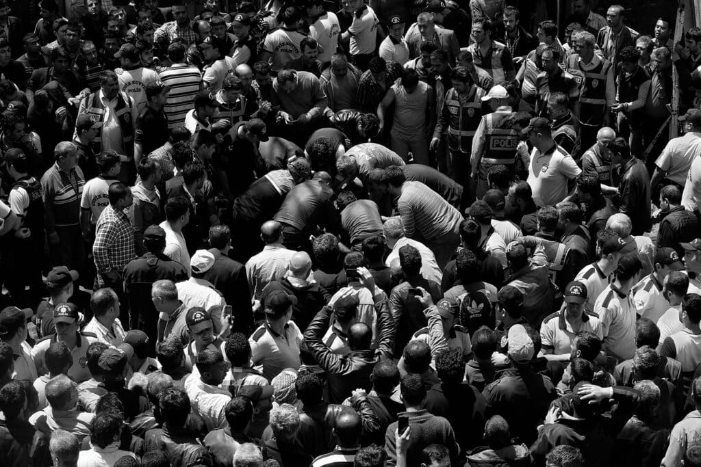 People gathered as security forces collect boddies after the deadly twin car bombings in Reyhanli, Turkish town on Syrian border. 53 people killed and 146 injured after the attack in city center. Turkey, Hatay, 2013 © Emin Özmen