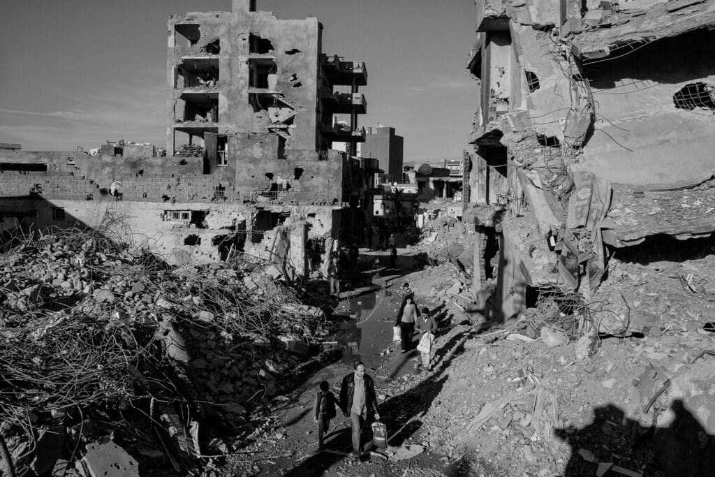 Destruction in Cizre, southeastern Turkey where Turkish special forces have been fighting the Kurdistan Workers Party (PKK) and its youth branch YDGH. Families returned to their destroyed homes. Turkey, Cizre, March 2016 © Emin Özmen