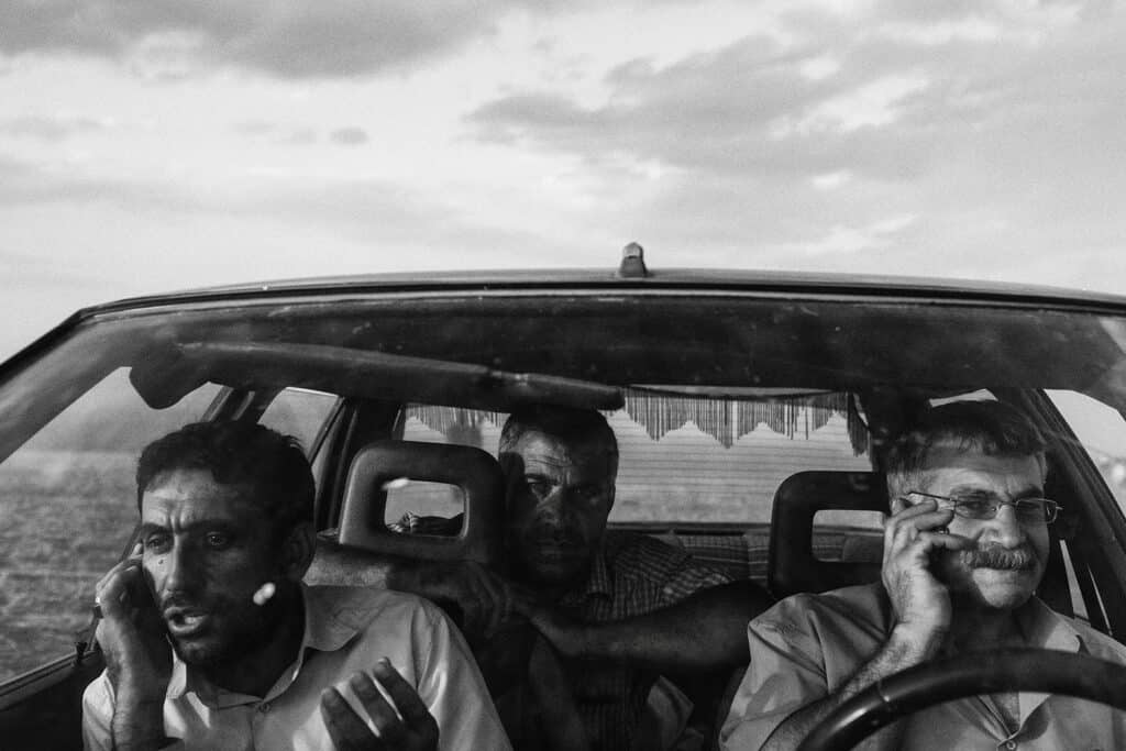 Since hours, people wait in a car near Turkish-Syrian border for their families who try to escape the fighting in Kobani. Turkey, Suruc. September 2014 © Emin Özmen