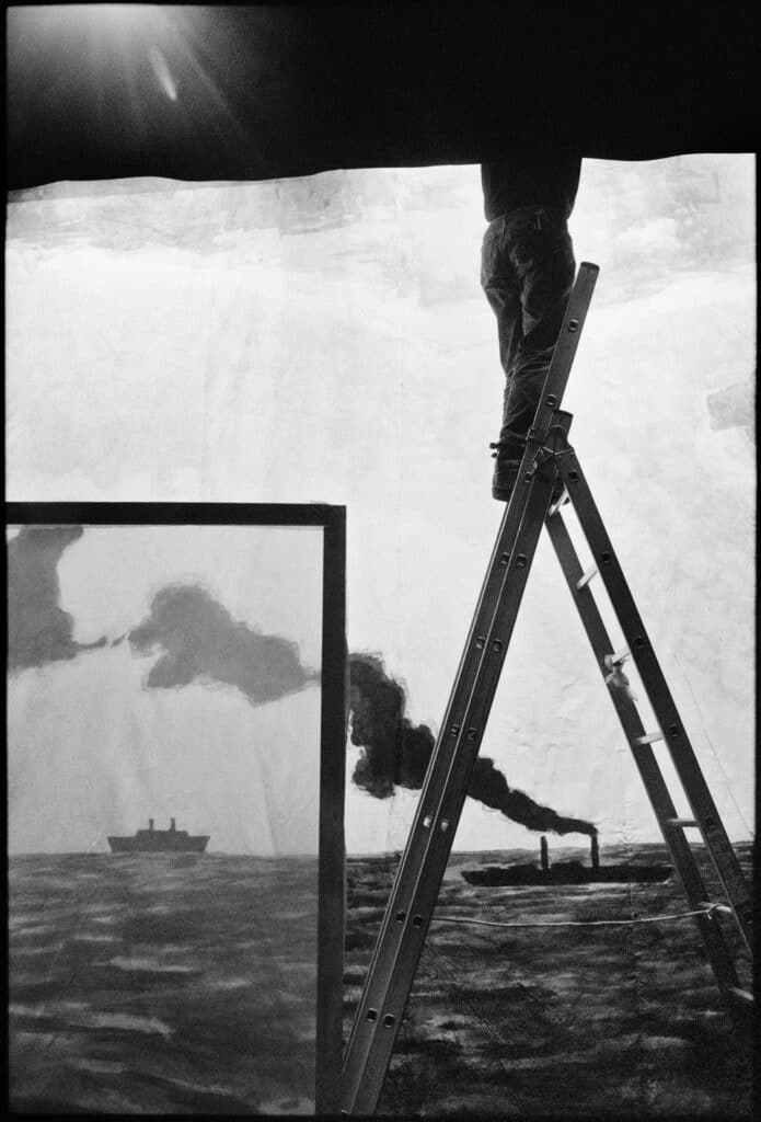 © Jean Gaumy / Magnum Photos, Sur la scène d'un théâtre, Le Havre, 1991