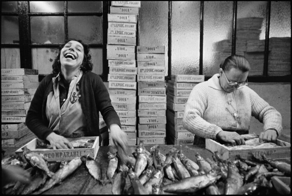 © Jean Gaumy / Magnum Photos, Usine de harengs fumés. Atelier de conditionnement. Avant d'être expédiés, les harengs fumés entiers sont emballés dans des caisses en bois, Fécamp, Seine-Maritime, 1977