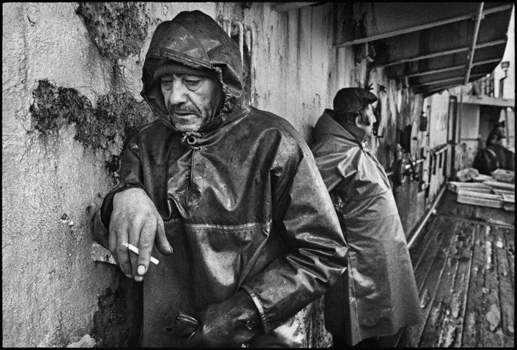 © Jean Gaumy / Magnum Photos, À bord du chalutier espagnol Rowanlea armé à La Corogne, Atlantique Nord, Hiver 1998