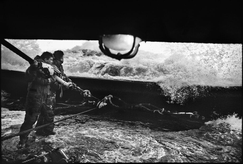 © Jean Gaumy / Magnum Photos, Le remorqueur l'Abeille Flandre tente de remorquer le pétrolier l'Erika en perdition, 1999