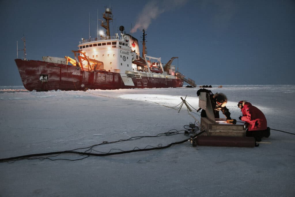 © Jean Gaumy / Magnum Photos, Expédition scientifique internationale à bord du brise-glace de la garde côtière canadienne Amundsen, Golfe d'Amundsen, Canada, 2008