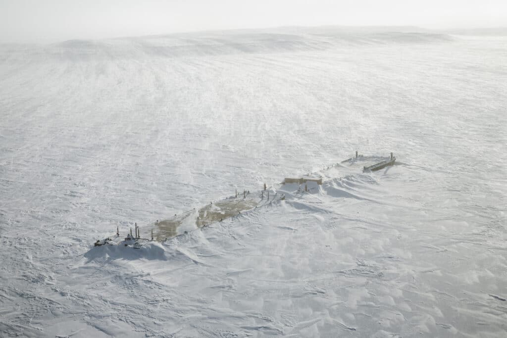 © Jean Gaumy / Magnum Photos, Expédition scientifique internationale à bord du brise-glace de la garde côtière canadienne Amundsen. Vérification des stocks de pétrole et de gaz, vol en hélicoptère à deux heures du bateau, sur la péninsule de Parry, Golf d'Amundsen, Canada, 2008