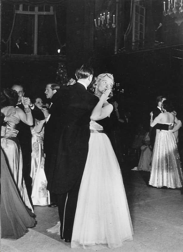 Baiser valsé, 2 juin 1950 © Atelier Robert Doisneau