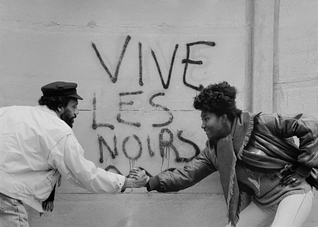 George Hallett 1942 – 2020 Arnie et Mado, Paris, 1998 Caption by the artist on the back Gelatin silver print by the artist 42 x 51 cm / Image 31 x 45,5 cm