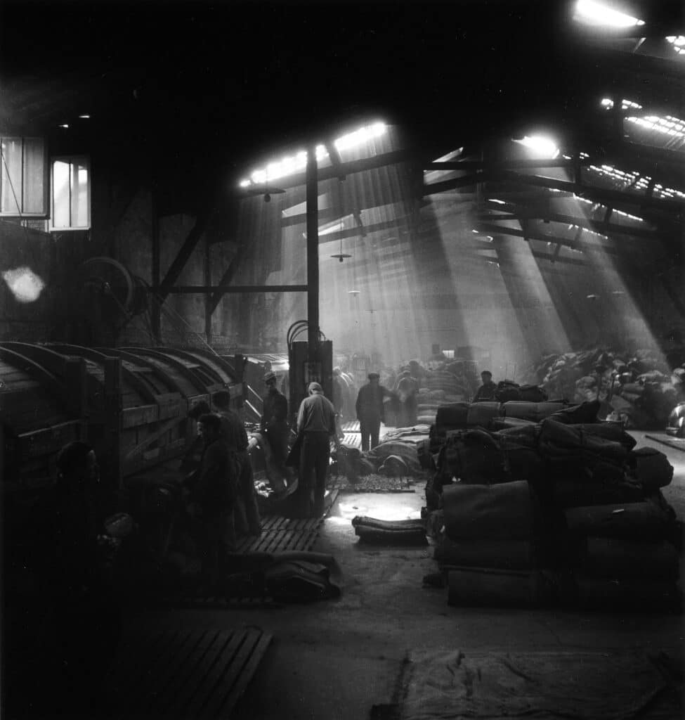L’usine Bobin à Montrouge, 1945 © Atelier Robert Doisneau
